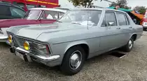 =Opel Admiral steht auf dem Ausstellungsgelände der Veterama, 10-2017
