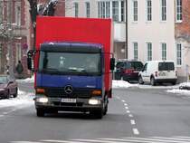 Der Fahrer des ATEGO ist auf der Suche nach einer Zustelladresse in der Bahnhofstra�e in Ried i.I.; 090130