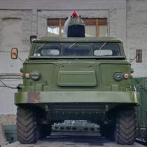 Der schwere vierachsige Lastkraftwagen ZIL-135 als Träger des taktischen Raketenkomplexes 9K52 Luna-M / Frog-7B. (Technik Museum Pütnitz, August 2006)