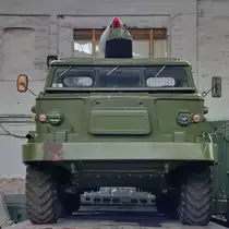 Der schwere vierachsige Lastkraftwagen ZIL-135 als Träger des taktischen Raketenkomplexes 9K52 Luna-M / Frog-7B. (Technik Museum Pütnitz, August 2006)