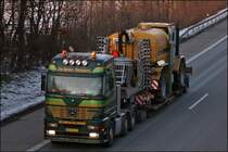 Actros der niederl�ndischen De Groen Transport bringt eine Landmaschine durch das Sauerland in Richtung S�den (29.01.2009)