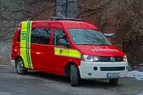 Einsatzleitwagen ELW 1 der Berufsfeuerwehr Chemnitz, Feuer- und Rettungswache 1 auf VW T5 facelift mit Federal Signal Ausstattung bei einem Großbrand, fotografiert am 07. 02. 2018
