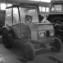 Ein Traktor Marke Eigenbau im Technik Museum Pütnitz. (August 2006)