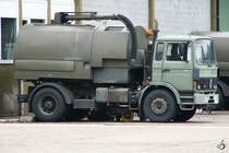 Eine Renault S 170 Startbahnkehrmaschine der Belgischen Luftwaffe. (Kleine Brogel, Juli 2004)