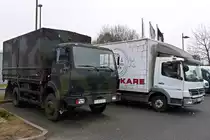 Mercdes NG 1017 der Bundeswehr und Mercedes Atego 818 im Vergleich, gut 30 Jahre Altersunterschied, gesehen bei einer Autowerkstatt in Weiden 11.02.2018