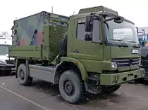 Mercedes Atego 1018 Pritsche mit abnehmbaren Koffer der Bundeswehr, abgestellt bei einer Autowerkstatt in Weiden 11.02.2018
