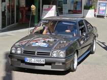 Ein Opel Manta mit Fuchssschwanz bei der 29. Viersener Oldtimer-Rallye am 27.05.2017