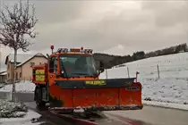 Mercedes Benz Unimog mit Schneeschieber gesehen am 12.02.2018, die gröbste Arbeit ist im Moment getan, jetzt ist Zeit um die kleinen Parkplätze am Straßenrand von Schnee zu befreien. Gruß an den freundlichen Fahrer.
