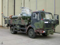 Dieser LKW Mercedes-Benz 1017 transportiert einen Skeeter-Hubschrauber als Leihgabe nach Hohenlockstedt. (Berlin-Gatow, Mai 2003)