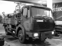 Hubschrauber-Transport mit einem LKW Mercedes-Benz 1017 nach Hohenlockstedt. (Raststätte an der A24, Mai 2003)