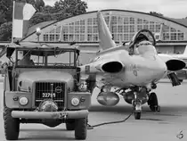 Ein Volvo TL-12 (954) Anlassfahrzeug in Action. Hier wird gerade eine Saab Draken angelassen. (Linköping, Juni 2012)