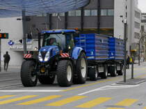 New Holland T7.210 unterwegs in der Stadt Aarau am 27.01.2018