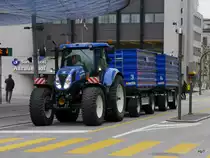New Holland T7.210 unterwegs in der Stadt Aarau am 27.01.2018