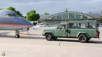 Der Jeep J20 der Schwedischen Luftwaffe als Flugzeugschlepper. (Linköping, Juni 2012)