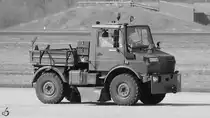 Ein Flugzeugschlepper Unimog U 1200 L der Luftwaffe. (Laage, April 2003)