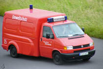 Ein VW T4 der Flughafenfeuerwehr Düsseldorf. (Juni 2004)