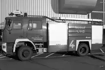 Ein MAN/Rosenbauer Flughafenlöschfahrzeug am Flughafen Düsseldorf. (Juni 2004)