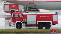Ein MAN/Rosenbauer FLF 9800 Flughafenlöschfahrzeug am Flughafen Düsseldorf. (Juni 2004)