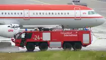 Ein MAN/Rosenbauer/H-Rett Snorkel GFLF 14000/500 Großflughafenlöschfahrzeug während einer Übung. (Flughafen Düsseldorf, Juni 2004)
