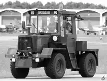 Ein Schlepper MB-Trac 800 der Niederländischen Luftwaffe. (Gilze-Rijen, Juni 2005)