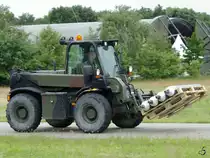 Ein JCB Teleskoplader der Niederländischen Luftwaffe. (Gilze-Rijen, Juni 2005)