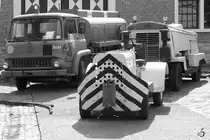 Ein Schlepper Clarktor 6 mit angehängtem Aggregat, dahinter ein Bedford TK Flugfeldtankwagen der Belgischen Luftwaffe. (Historical Centre Beauvechain, Juni 2004)