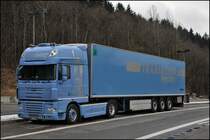 Dieser schne DAF XF105.460  SuperSpaceCab  der Sdtiroler SCHWARZ TRANSPORTE steht mit einem ThermoKing Khlauflieger von TRANSBOZEN auf dem Rastplatz Kaltenborn. (01.02.2009)
