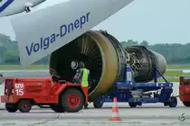 Ein Flugzeugschlepper der LTU und ein Transportwagen für ein Flugzeugtriebwerk am Flughafen Düsseldorf. (Mai 2004)