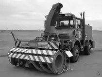 Eine Unimog U1300 Schneefrässchleuder am Flughafen Neubrandenburg-Trollenhagen. (August 2002)
