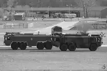 Feuerwehrfahrzeuge vom Typ TLF3500 und TLF8000 der Luftwaffe am Flughafen Neubrandenburg-Trollenhagen. (April 2004)