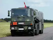 Ein Flugfeldtankzug STW 30000 mit Iveco(-Magirus) 220-32 AHT Zugmaschine auf dem Flughafen Neubrandenburg-Trollenhagen. (August 2002)