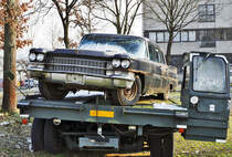 Cadillac Fleetwood, Front, in schlechtem Zustand auf Navy-Verladefahrzeug in Bad-Honnef - 08.02.2018