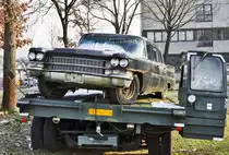 Cadillac Fleetwood, Front, in schlechtem Zustand auf Navy-Verladefahrzeug in Bad-Honnef - 08.02.2018