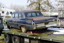 Cadillac Fleetwood (Heck) auf Navy-Verladefahrzeug in Bad Honnef - 08.02.2018
