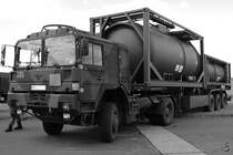 Ein Tankcontainerlastzug auf dem Flughafen Neubrandenburg-Trollenhagen. (August 2002)