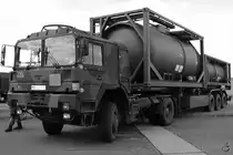 Ein Tankcontainerlastzug auf dem Flughafen Neubrandenburg-Trollenhagen. (August 2002)