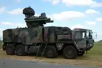 Das Flugabwehrraketensystem Roland zur Bekämpfung tief- und tiefstfliegender Luftfahrzeuge. (Flughafen Neubrandenburg-Trollenhagen, August 2002)