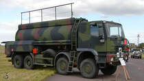 Ein schwerer Straßentankwagen Iveco Typ 340 E 42 N 8x8 auf dem Flughafen Neubrandenburg-Trollenhagen. (August 2002)