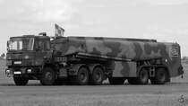 Ein Flugfeldtankzug STW 30000 mit Iveco(-Magirus) 220-32 AHT Zugmaschine auf dem Flughafen Neubrandenburg-Trollenhagen. (August 2002)