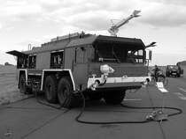 Ein FAUN Feuerwehrfahrzeug vom Typ TLF3500 auf dem Flughafen Neubrandenburg-Trollenhagen. (August 2002)