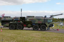 Ein FAUN Feuerwehrfahrzeug vom Typ TLF8000 auf dem Flughafen Neubrandenburg-Trollenhagen. (August 2002)