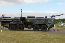 Ein FAUN Feuerwehrfahrzeug vom Typ TLF8000 auf dem Flughafen Neubrandenburg-Trollenhagen. (August 2002)