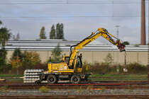Liebherr 900 THG,von Gleisbau Balter, Mitzieher in Herzogenrath am 13.10.2017