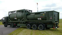 Ein Tankcontainerlastzug auf dem Flughafen Neubrandenburg-Trollenhagen. (August 2002)