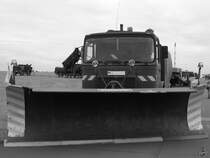 Eine Startbahnkehrmaschine MAN Stran-B2 auf dem Flughafen Neubrandenburg-Trollenhagen. (August 2002)