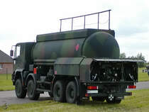 Ein schwerer Straßentankwagen Iveco Typ 340 E 42 N 8x8 auf dem Flughafen Neubrandenburg-Trollenhagen. (August 2002)