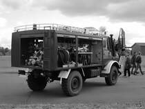 Ein Unimog Feuerwehrfahrzeug vom Typ TLF1000 auf dem Flughafen Neubrandenburg-Trollenhagen. (August 2002)