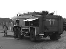 Ein FAUN Feuerwehrfahrzeug vom Typ TLF3500 auf dem Flughafen Neubrandenburg-Trollenhagen. (August 2002)