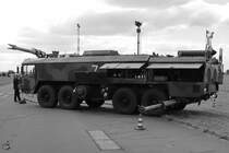 Ein FAUN Feuerwehrfahrzeug vom Typ TLF8000 auf dem Flughafen Neubrandenburg-Trollenhagen. (August 2002)