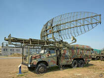Das polnische Überwachungsradar Jawor-M Justyna-51 auf einem Tatra 148 im Museum der Polnischen Luftwaffe. (Deblin, August 2015)